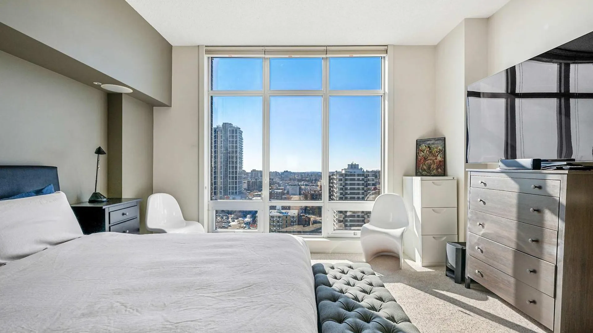 Urban Oasis - 2Br Condo Downtown Large Balcony Calgary Apartment
