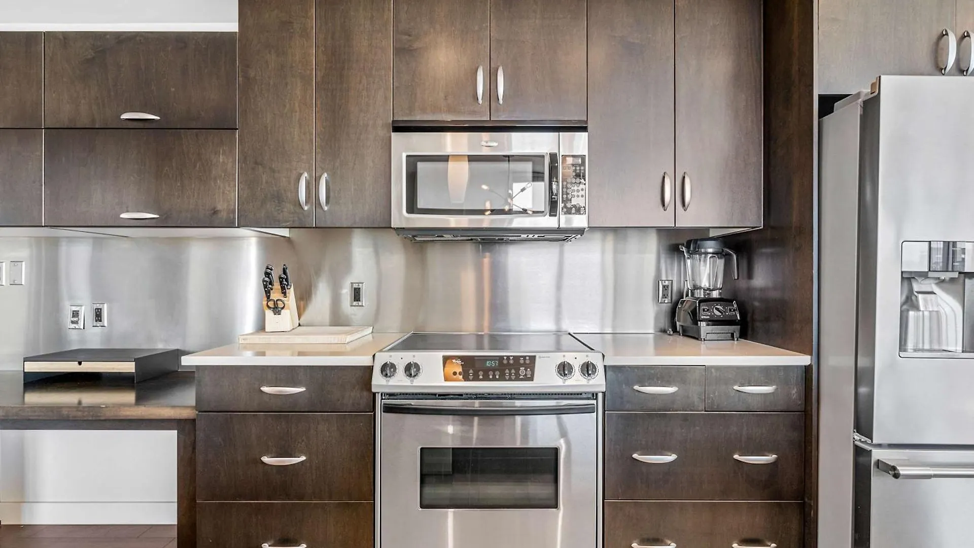 Apartment Urban Oasis - 2Br Condo Downtown Large Balcony Calgary Canada
