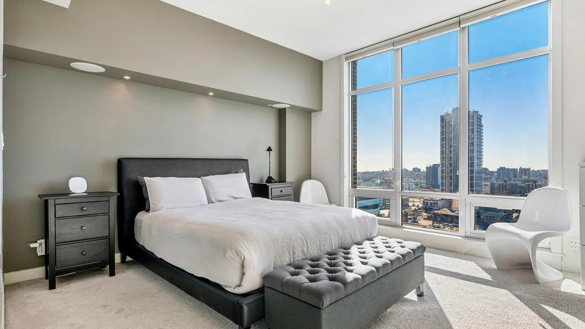 Urban Oasis - 2Br Condo Downtown Large Balcony Calgary Canada