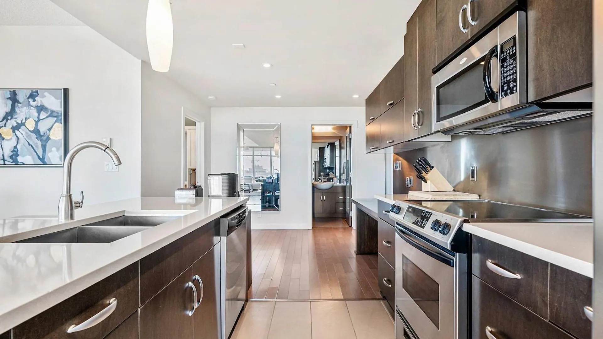 Urban Oasis - 2Br Condo Downtown Large Balcony Calgary Apartment