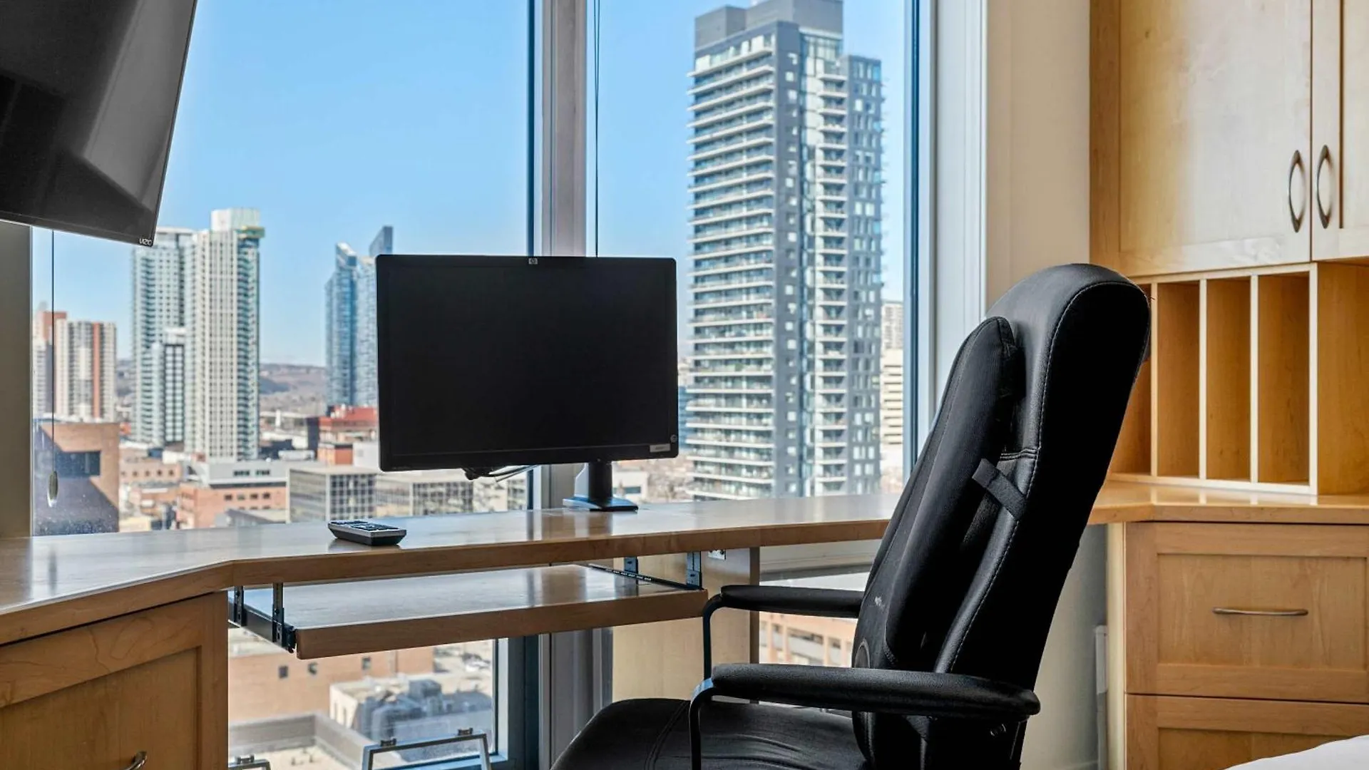 Urban Oasis - 2Br Condo Downtown Large Balcony Calgary Canada