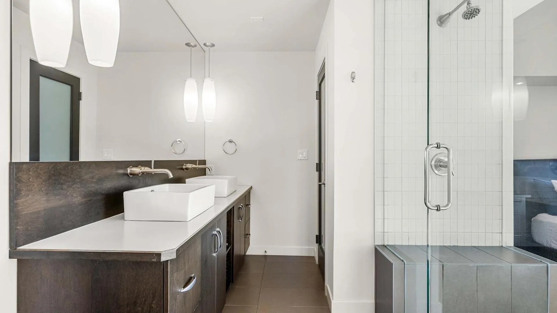 Urban Oasis - 2Br Condo Downtown Large Balcony Calgary 0*,  Canada