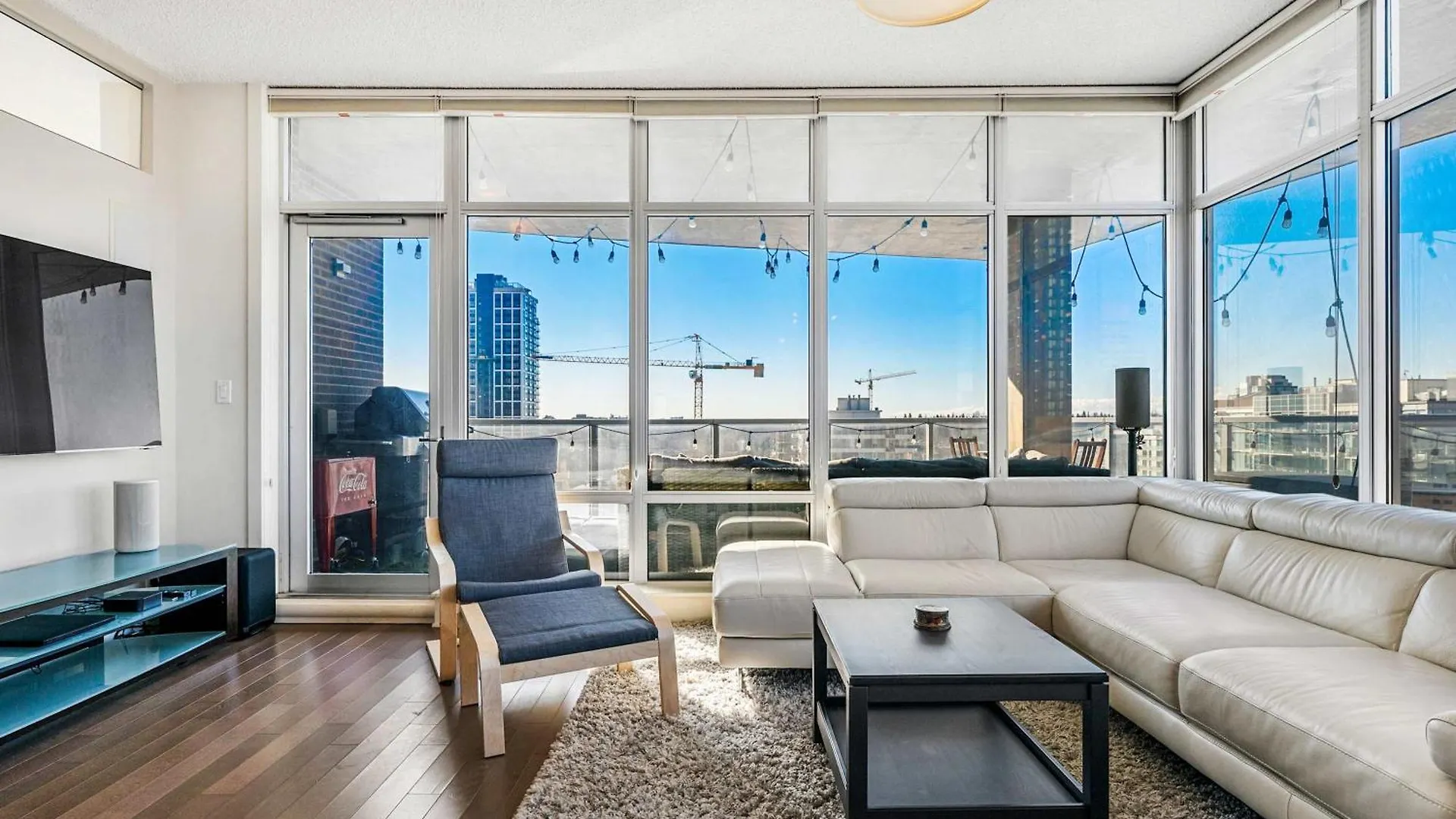 Urban Oasis - 2Br Condo Downtown Large Balcony Calgary