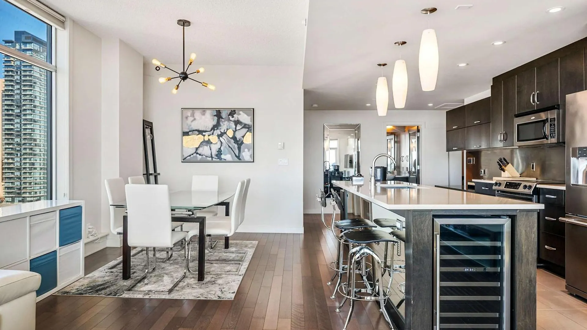 Urban Oasis - 2Br Condo Downtown Large Balcony Calgary Apartment