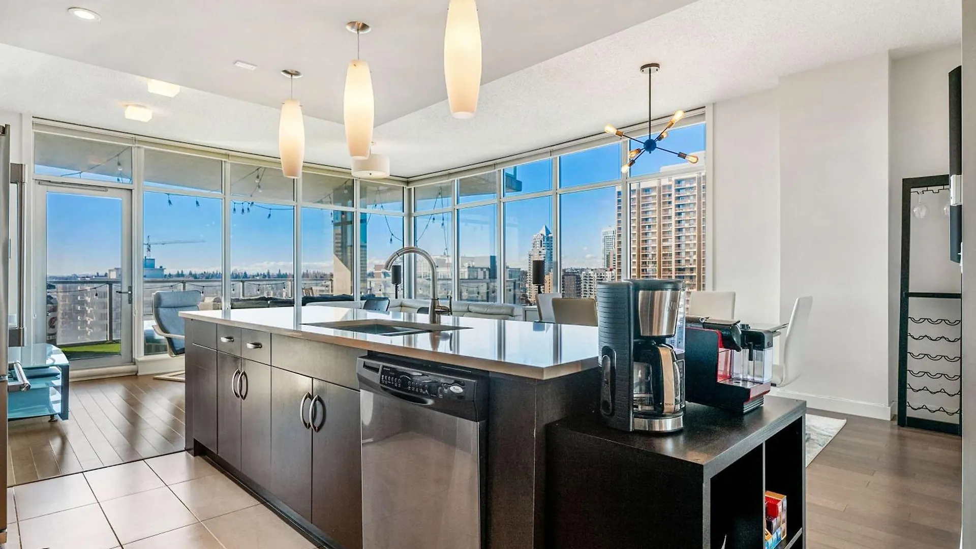 Urban Oasis - 2Br Condo Downtown Large Balcony Calgary Apartment
