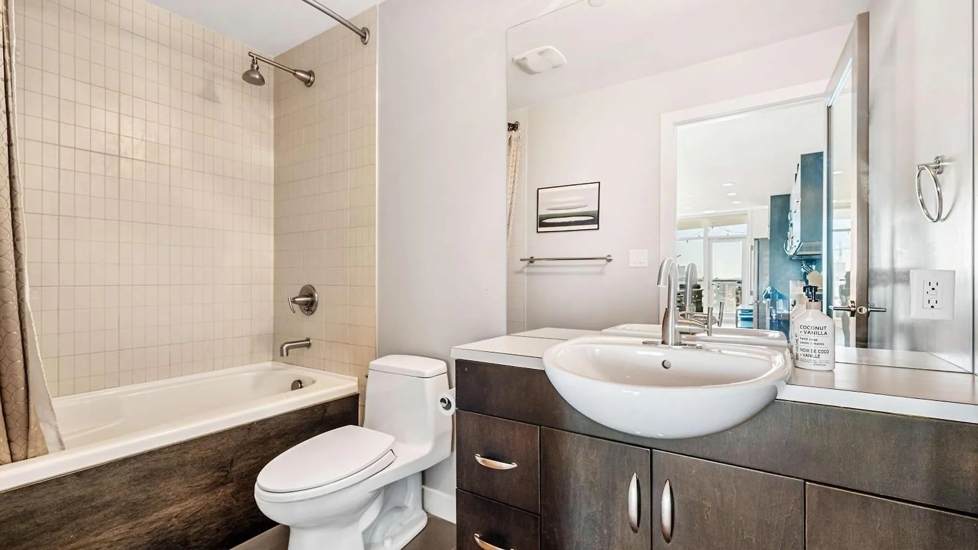 Apartment Urban Oasis - 2Br Condo Downtown Large Balcony Calgary Canada