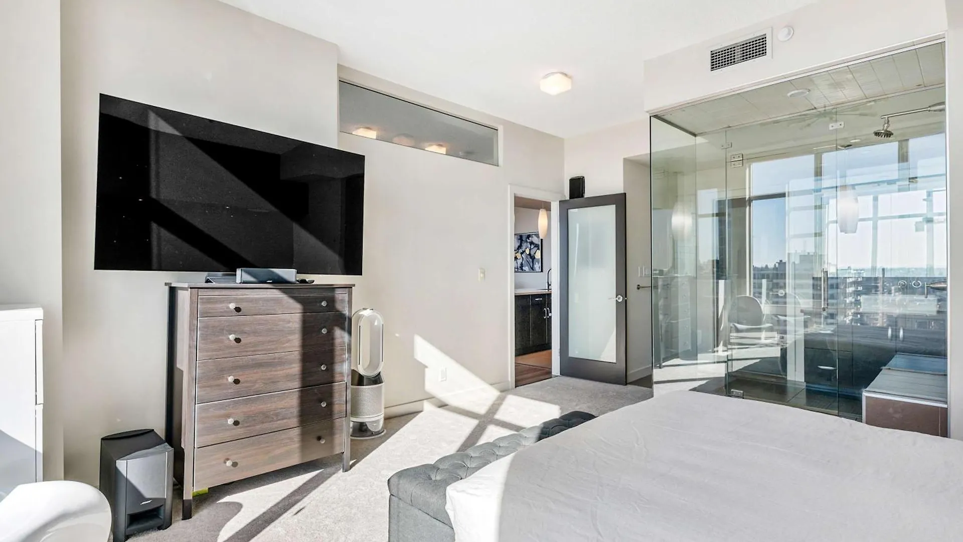 Apartment Urban Oasis - 2Br Condo Downtown Large Balcony Calgary Canada
