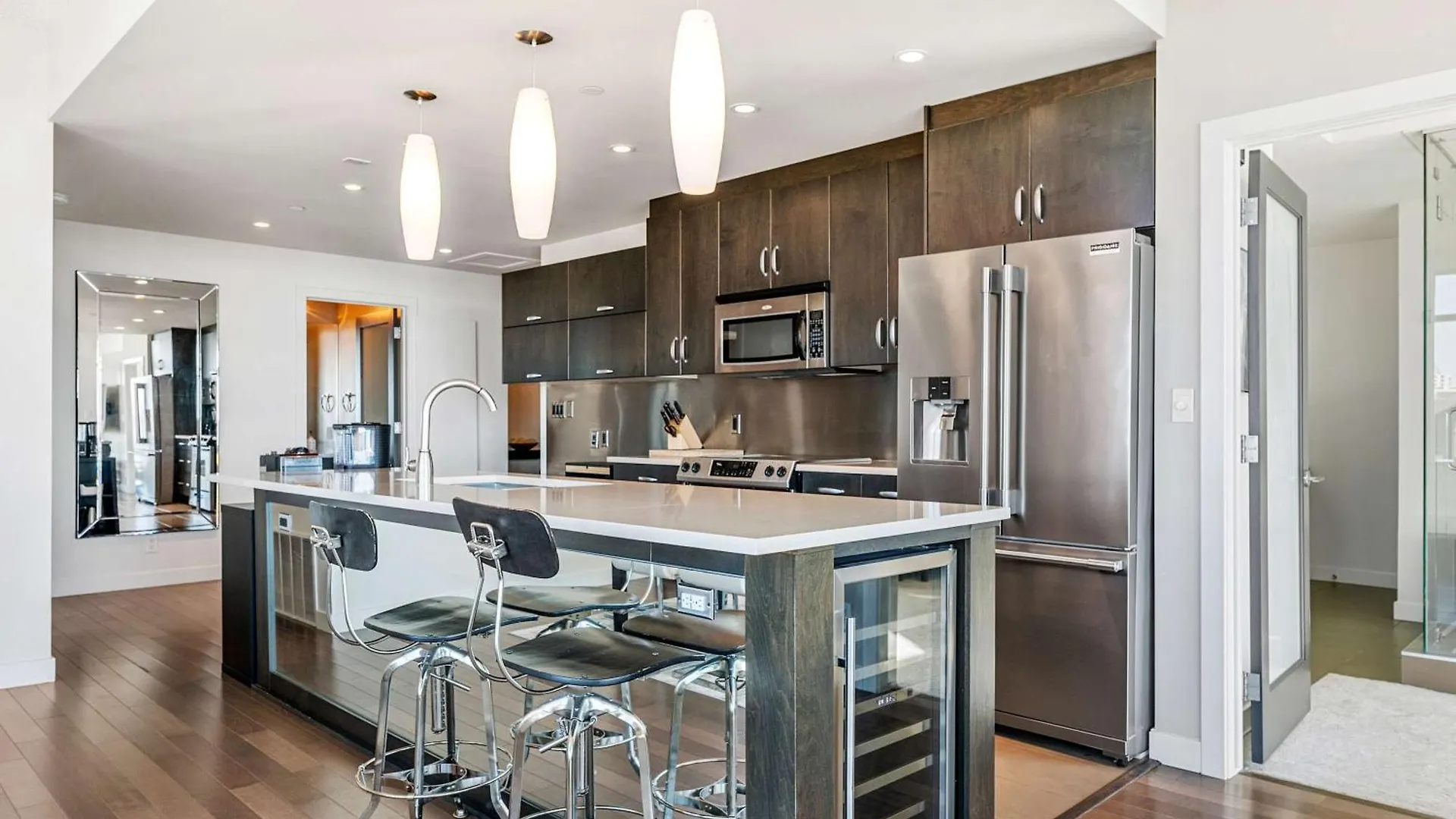 Urban Oasis - 2Br Condo Downtown Large Balcony Calgary Apartment